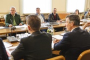 Aussprache. v.li.: Mitglieder des Südtirol-Unterausschusses mit den Nationalratsabgeordneten Hermann Gahr (V), Christoph Hagen (T) und VeranstaltungsteilnehmerInnen.
