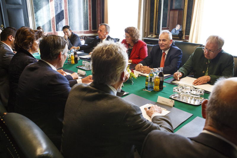 Aussprache. Linke Seite: Südtiroler Delegation mit Landtagspräsident Thomas Widmann (3.v.li.). Rechte Seite: Österreichische Delegation mit v.re.: Nationalratsabgeordneter Hermann Gahr (V), Bundesratspräsident Gottfried Kneifel (V), Gesandte Eva Maria Ziegler und Protokollchef Joseph Wirnsperger