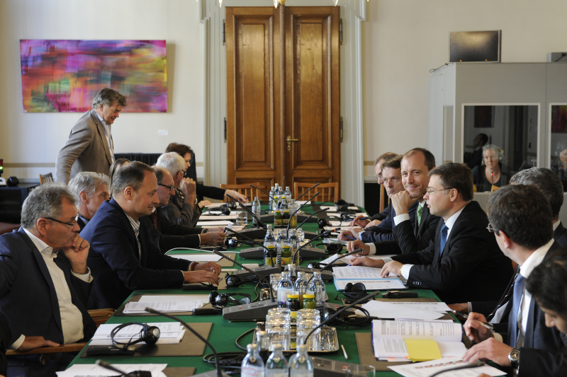 Aussprache. Linke Seite: Österreichische Delegation mit dem Klubobmann der SPÖ im österreichischen Nationalrat Andreas Schieder (V) (2.v.li.) - Rechte Seite: EU-Delegation mit dem für Euro und sozialen Dialog zuständigen Vizepräsidenten der Europäischen Kommission Valdis Dombrovski (3.v.re.)