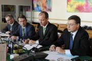 Aussprache: EU-Delegation mit dem für Euro und sozialen Dialog  zuständigen Vizepräsidenten der Europäischen Kommission Valdis Dombrovski (1.v.re.)