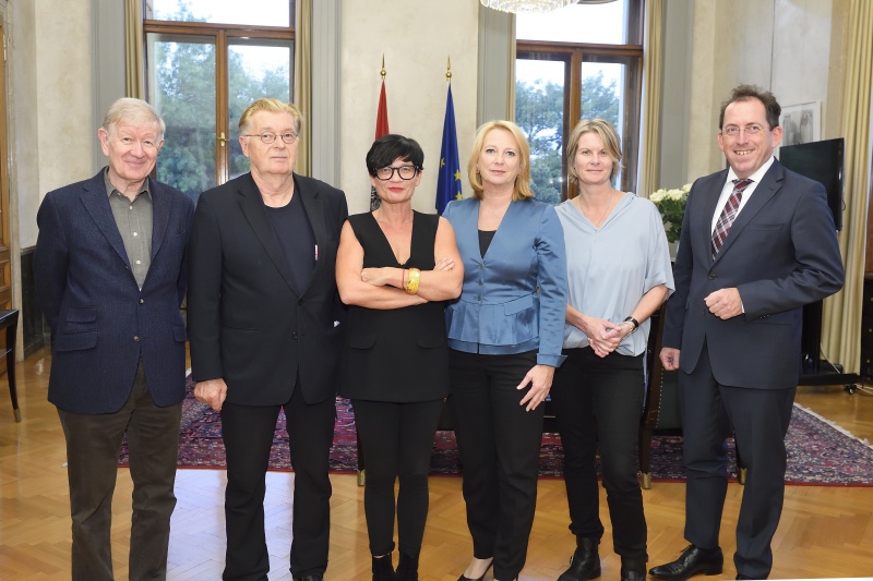 v.li.: Publizist Armin Thurnher, Politologe Prof.em. Dr. Thomas Meyer, Ulla Kramar-Schmid, Nationalratspräsidentin Doris Bures (S), Publizistin Dr.in Susanne Gaschke, Präsident des Presseclub Concordia Dr. Andreas Koller