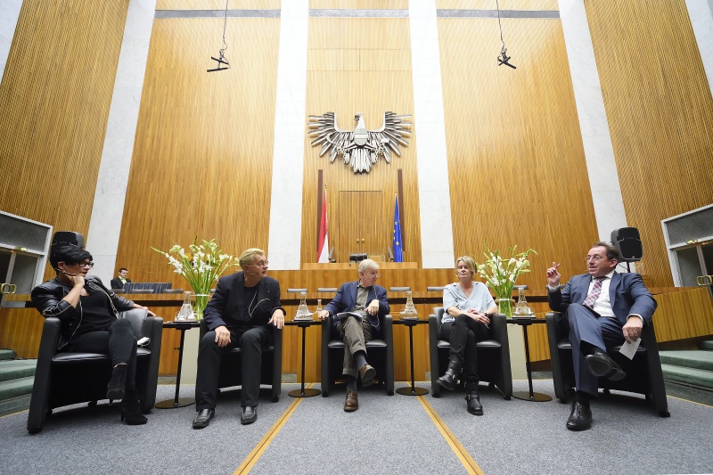 v.li.: Ulla Kramar-Schmid, Politologe Prof.em. Dr. Thomas Meyer, Publizist Armin Thurnher, Publizistin Dr.in Susanne Gaschke, Präsident des Presseclub Concordia Dr. Andreas Koller