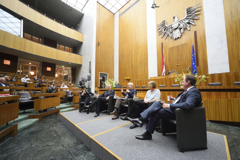 v.li.: Ulla Kramar-Schmid, Politologe Prof.em. Dr. Thomas Meyer, Publizist Armin Thurnher, Publizistin Dr.in Susanne Gaschke, Präsident des Presseclub Concordia Dr. Andreas Koller