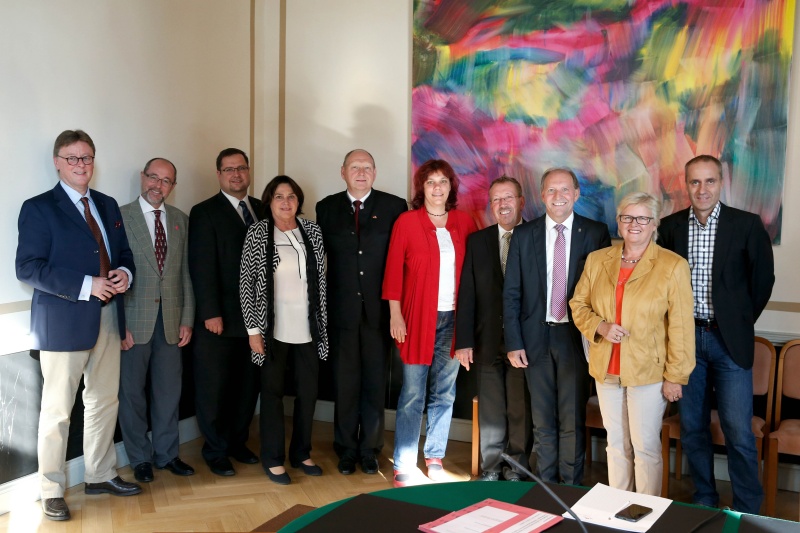 Gruppenfoto v.li.: Deutsche Parlamentarier Michael Grosse-Brömer( CDU/CSU), die Nationalratsabgeordneten Christoph Vavrik (N), Christian Hafenecker (F) und Gisela Wurm (S) , Deutsche Vorsitzende der Deutsch-Österreichischen Parlamentariergruppe Klaus Brähmig (CDU/CSU), Parlamentarierin Katrin Werner (DIE LINKE), Parlamentarier Karl-Heinz Brunner (SPD), Österreichische Vorsitzende der österreichisch-deutschen bilateralen parlamentarischen Gruppe Nationalratsabgeordneter Johann Hechtl (S) und die Nationalratsabgeordneten Dorothea Schittenhelm (V) Dieter Brosz (G)