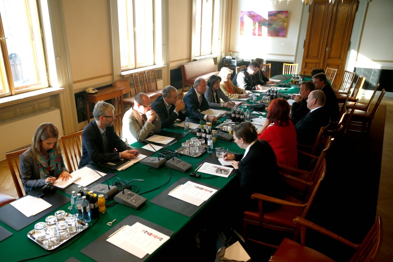 Linke Seite Österreichische Delegation v.li.: Zwei Parlamentsbedienstete, die Nationalratsabgeordneten Christoph Vavrik (N), Dieter Brosz (G), Österreichische Vorsitzende der österreichisch-deutschen bilateralen parlamentarischen Gruppe Nationalratsabgeordneter Johann Hechtl (S), die Nationalratsabgeordneten Gisela Wurm (S), Dorothe Schittenhelm (V), Christian Hafenecker (F) und Parlamentsbedienstete. Rechte Seite Deutsche Deleagtion mit dem Vorsitzenden der Deutsch-Österreichischen Parlamentariergruppe Klaus Brähmig (CDU/CSU) (3.v.li.:)