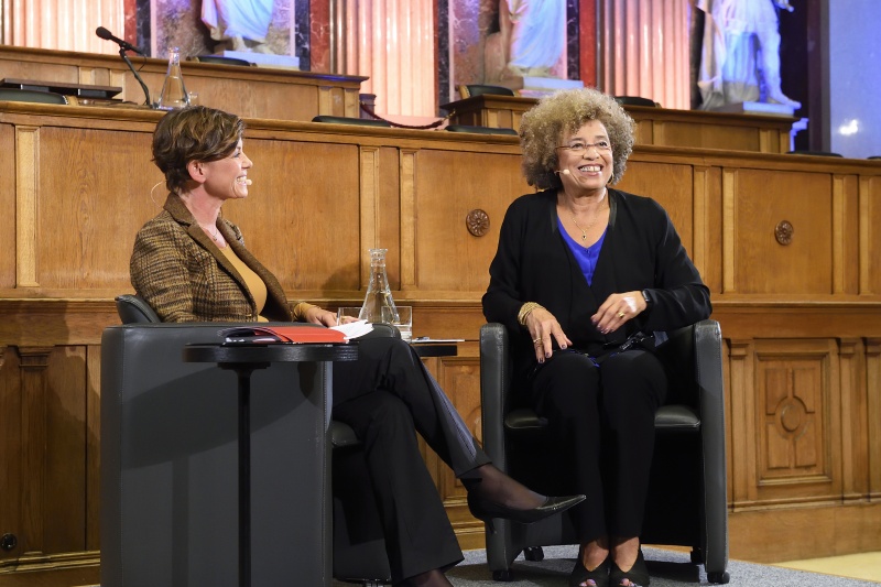 v.re.: Angela Davis und Mag.a Renata Schmidtkunz