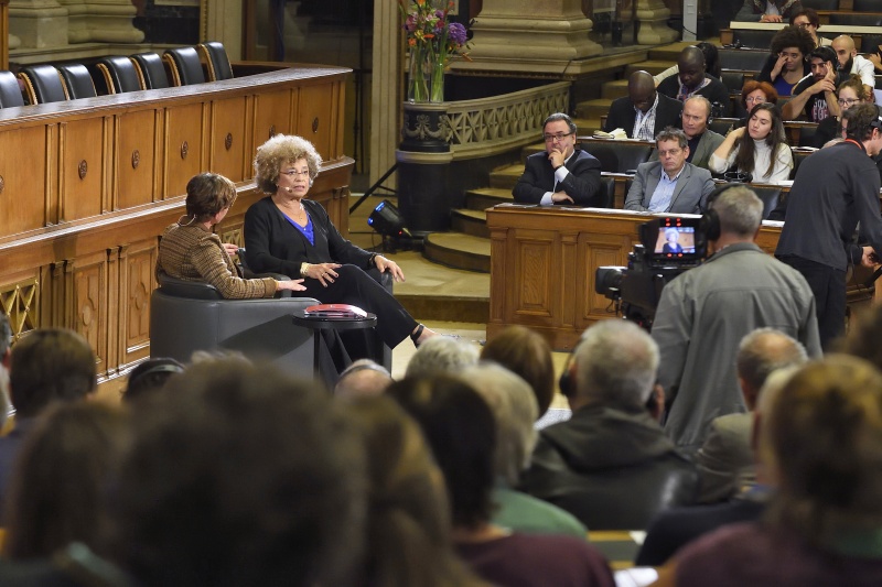 v.re.: Angela Davis, Mag.a Renata Schmidtkunz