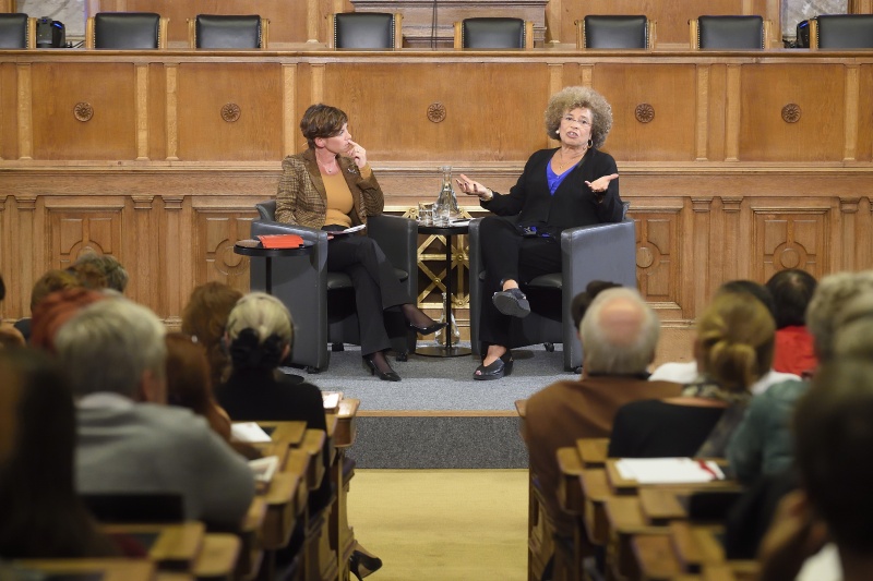 v.re.: Angela Davis und Mag.a Renata Schmidtkunz