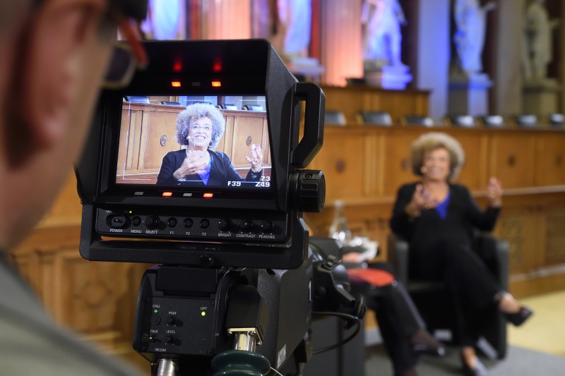Angela Davis im Blick durch die Kamera