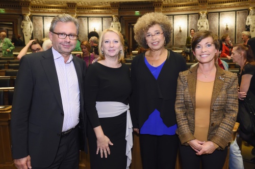 v.re.: Renata Schmidtkunz, Angela Davis, Nationalratspräsidentin Doris Bures (S) und ORF-Generaldirektor Alexander Wrabetz