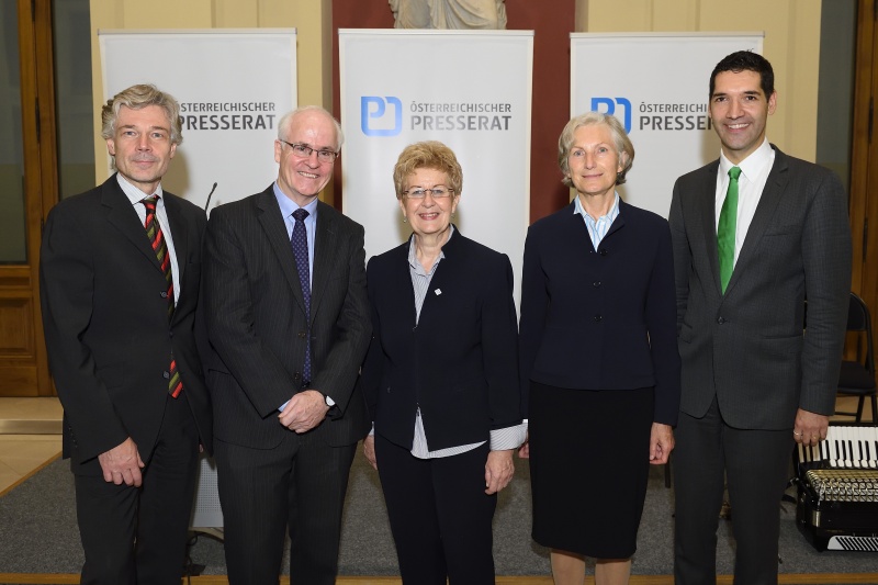 v.li.: Parlamentsdirektor Harald Dossi, Direktor Ethical Journalism Network Aidan White, Präsidentin des Presserats Astrid Zimmermann, Vorsitzende des Senats 3 des Presserats Irmgard Griss, Geschäftsführer Presserat Alexander Warzilek