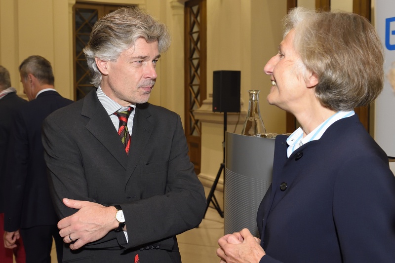 v.li.: Parlamentsdirektor Harald Dossi und Vorsitzende des Senats 3 des Presserats Irmgard Griss im Gespräch