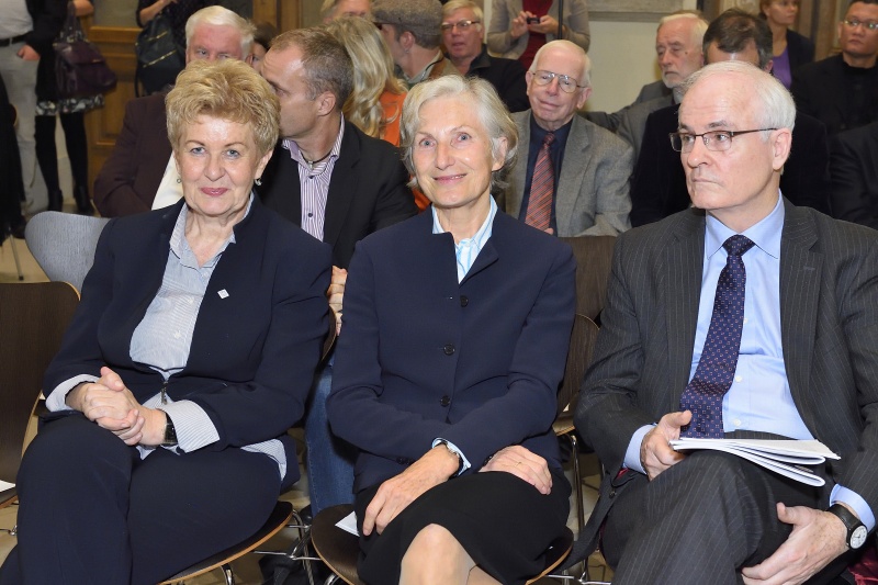 Erste Reihe v.li.: Präsidentin des Presserats Astrid Zimmermann, Vorsitzende des Senats 3 des Presserats Irmgard Griss und  Direktor Ethical Journalism Network Aidan White