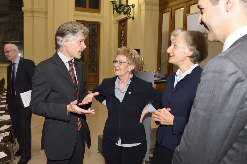 v.li.: Parlamentsdirektor Harald Dossi,  Präsidentin des Presserats Astrid Zimmermann und Vorsitzende des Senats 3 des Presserats Irmgard Griss im Gespräch