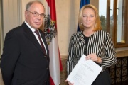 v.re.: Nationalratspräsidentin Doris Bures und Prof. Theo Öhlinger