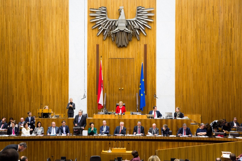 Finanzminister Hans Jörg Schelling (V) bei seiner Budgetrede. Blick Richtung Regierungsbank. Im Hintergrund Nationalratspräsidentin Doris Bures (S).