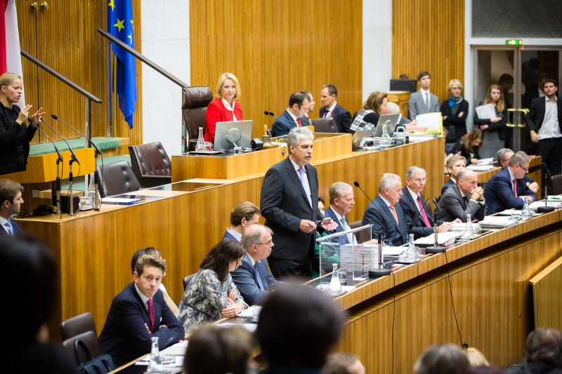 Finanzminister Hans Jörg Schelling (V) bei seiner Budgetrede. Blick Richtung Regierungsbank. Im Hintergrund Nationalratspräsidentin Doris Bures (S).