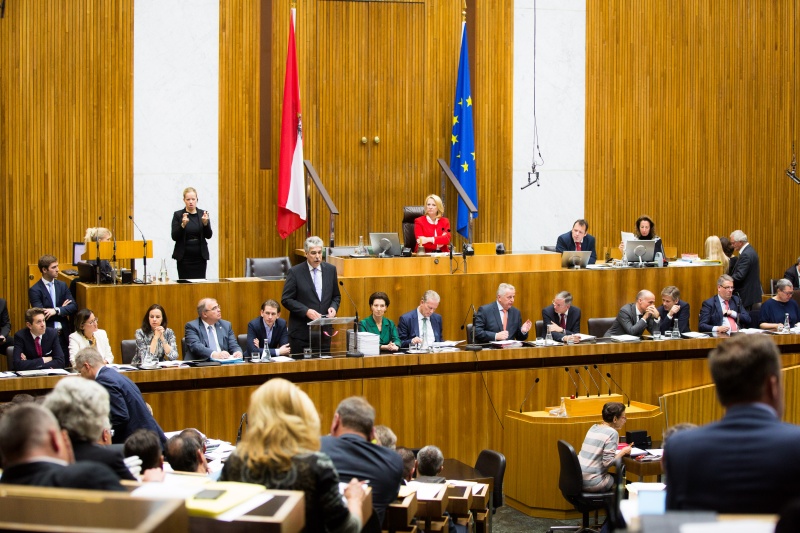 Finanzminister Hans Jörg Schelling (V) bei seiner Budgetrede. Blick Richtung Regierungsbank. Im Hintergrund Nationalratspräsidentin Doris Bures (S).