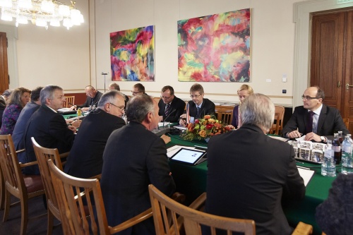 Aussprache. Tschechische Delegation mit dem Vorsitzenden des Ausschusses für öffentliche Verwaltung, regionale Entwicklung und Umweltfragen des tschechischen Senats Miloš Vystrčil (3.v.li.)