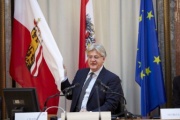 Stefan Schennach (S),  Chair of the Committee am Präsidium