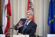 Stefan Schennach (S),  Chair of the Committee am Präsidium