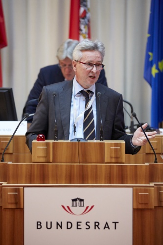 Mr. Walter Leiss, Secretary General of the Austrian Federation of Municipalities am Rednerpult