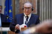  Antonio D'Ali , MP, Italy am Rednerpult