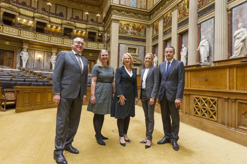 v.li.: Botschafter der Russischen Föderation Dmitrij Ljubinsij, Botschafterin von Großbritannien Susan Le Jeune, Nationalratspräsidentin Doris Bures (S),  Botschafterin der Vereinigten Staaten Alexa Wesner und der Botschafter der Republik Frankreich Pascal Teixeira