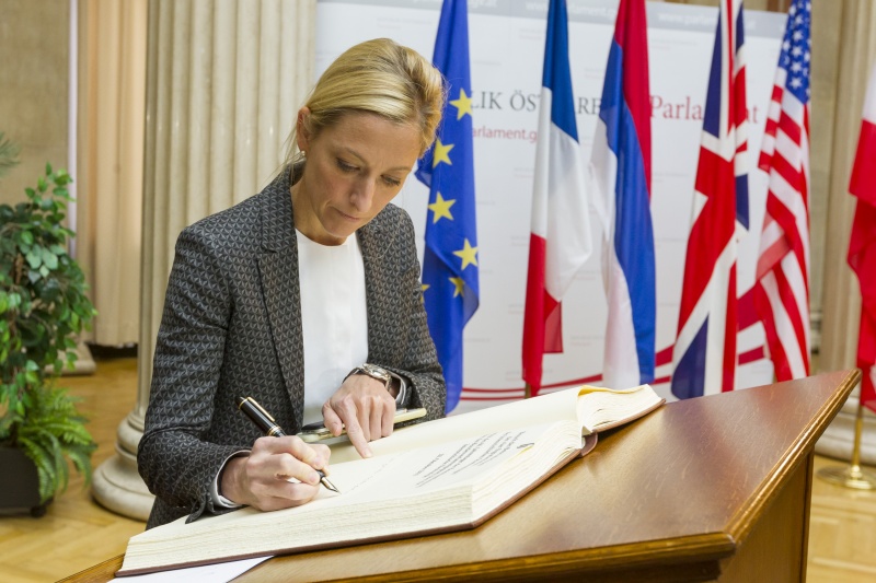 Die Botschafterin der Vereinigten Staaten Alexa Wesner beim Eintrag in das Gästebuch