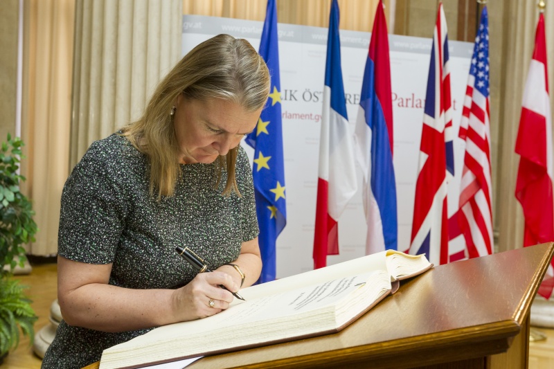 Die Botschafterin von Großbritannien Susan Le Jeune beim Eintrag in das Gästebuch