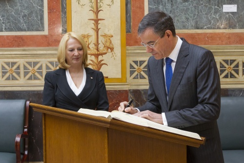 v.li. Nationalratspräsidentin Doris Bures (S) und der Botschafter der Republik Frankreich Pascal Teixeira beim Eintrag in das Gästebuch des österreichischen Parlaments