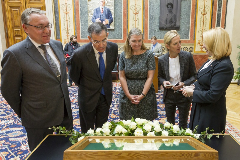 v.li.:  Botschafter der Russischen Föderation Dmitrij Ljubinsij, Botschafter der Republik Frankreich Pascal Teixeira, Botschafterin von Großbritannien Susan Le Jeune, Botschafterin der Vereinigten Staaten Alexa Wesner und Nationalratspräsidentin Doris Bures (S) vor dem Verfassungsgesetz über die Neutralität Österreichs