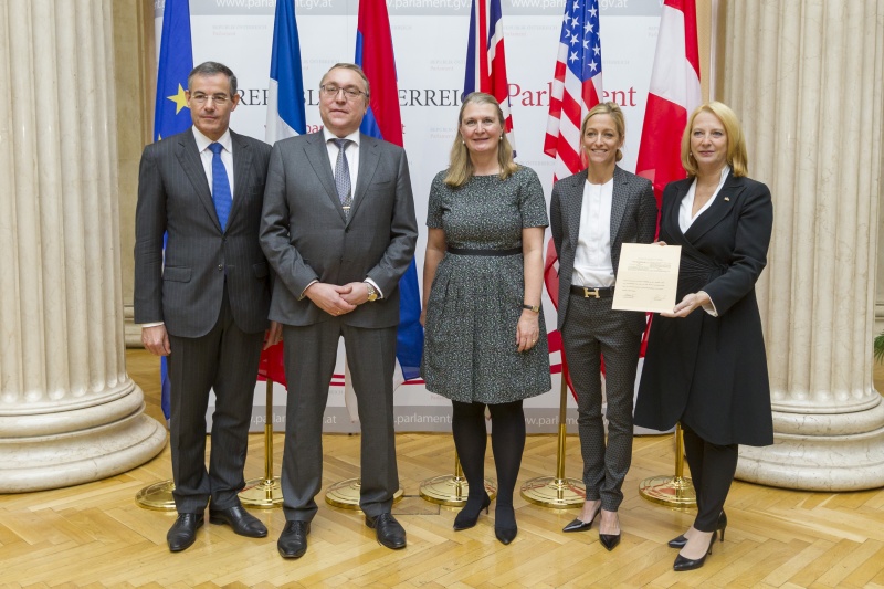 v.li.: Botschafter der Republik Frankreich Pascal Teixeira, Botschafter der Russischen Föderation Dmitrij Ljubinsij, Botschafterin von Großbritannien Susan Le Jeune, Botschafterin der Vereinigten Staaten Alexa Wesner und Nationalratspräsidentin Doris Bures (S) mit dem Verfassungsgesetz über die Neutralität Österreichs