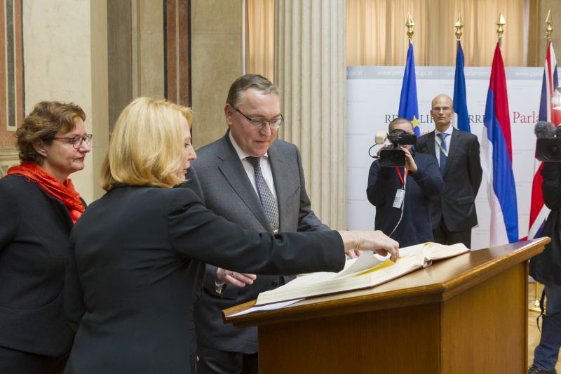 Der Botschafter der russischen Foederation Dmitrij Ljubinskij beim Eintrag in das Gästebuch