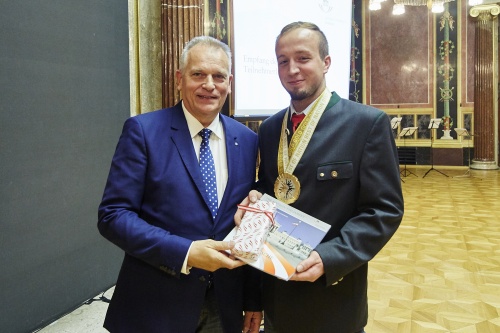 Bundesratspräsident Gottfried Kneifel (V) übergibt Geschenke an alle TeilnehmerInnen der World Skills 2015