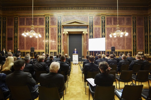 Bundesratspräsident Gottfried Kneifel (V) bei seiner Laudatio am Rednerpult. Blick Richtung VeranstaltungsteilnehmerInnen