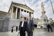 v.re.: Bundesratspräsident Gottfried Kneifel (V) mit Maria Romana De Gasperi vor dem Parlament