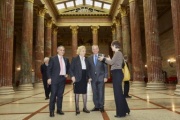 v.li.: Italienischer Botschafter in Wien Giorgio Marrapodi, Maria Romana de Gasperi, Bundesratspräsident Gottfried Kneifel (V) und Dolmetscherin in der Säulenhalle