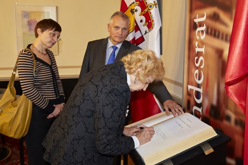 Maria Romana De Gasperi beim Eintrag in  das Gästebuch