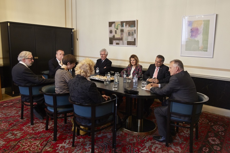 Blick Richtung VeranstaltungsteilnehmerInnen mit Bundesratspräsident Gottfried Kneifel (V) (re) und Maria Romana De Gasperi (Vordergrund, 2.v.re.)