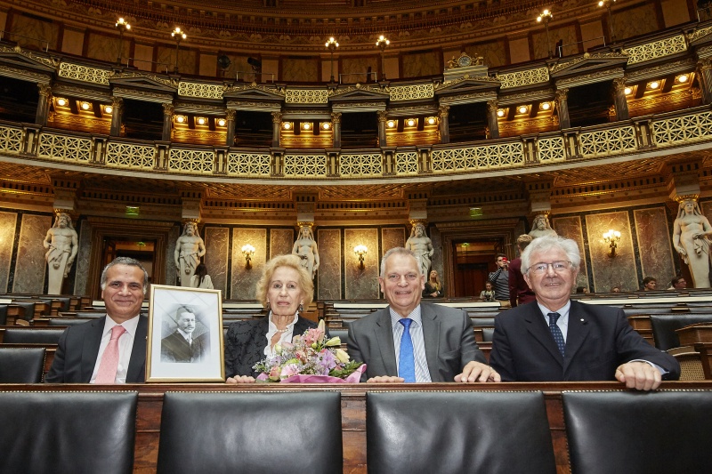 v.li.: Italienischer Botschafter in Wien Giorgio Marradodi, Maria Romana De Gasperi, Bundesratspräsident Gottfried Kneifel (V) und ein Vertreter der Italienischen Botschaft im Historischen Sitzungssaal