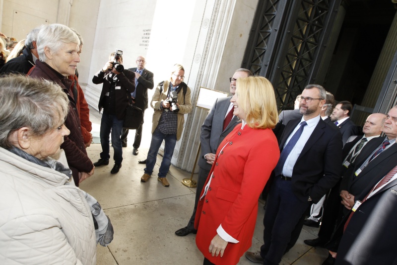Nationalratspräsidentin Doris Bures (S) begrüßt die BesucherInnen
