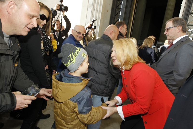 Nationalratspräsidentin Doris Bures (S) begrüßt die BesucherInnen