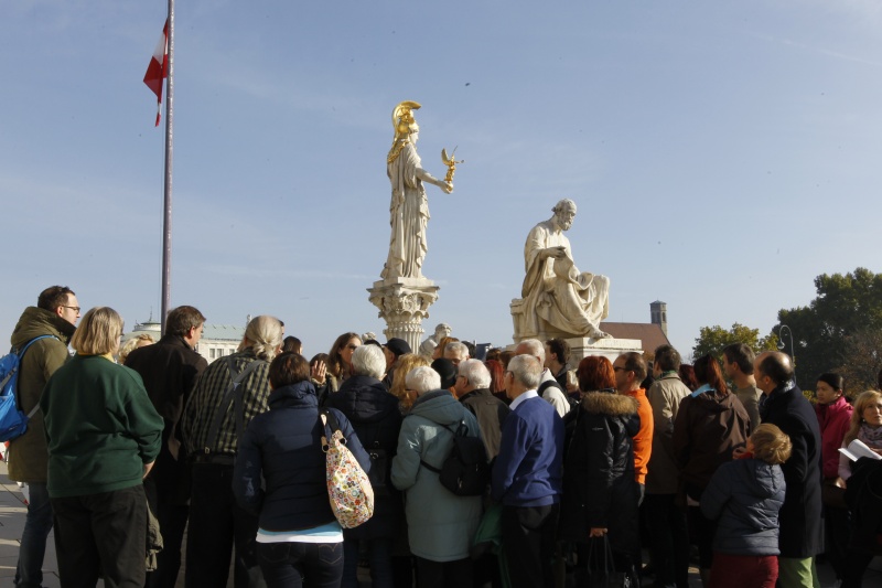 BesucherInnen vor dem Haupteingang
