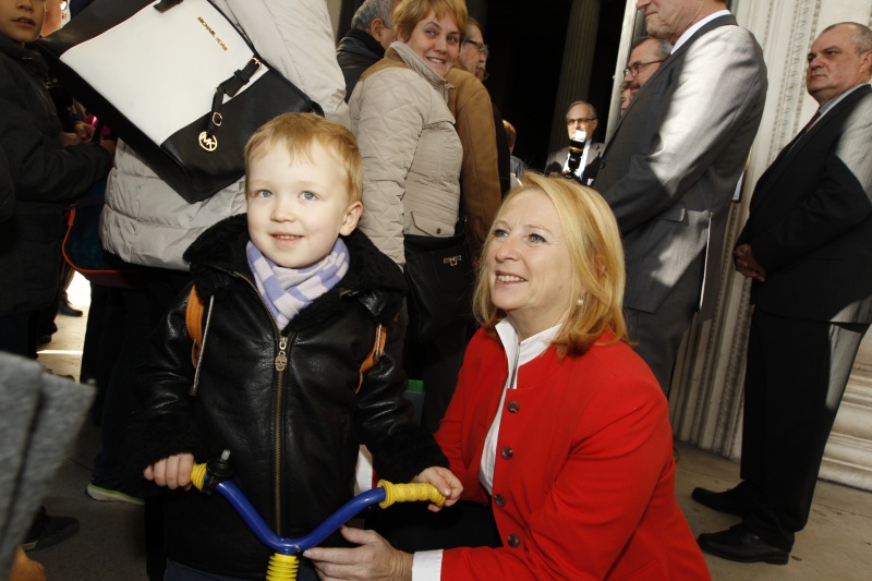 Nationalratspräsidentin Doris Bures (S) begrüßt einen jungen Besucher