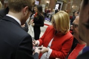 Nationalratspräsidentin Doris Bures (S) gibt Autogramme