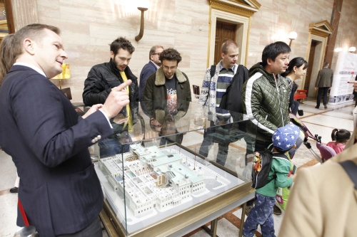 BesucherInnen informieren sich über den Parlamentsumbau