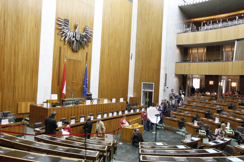 In Nationalratssitzungssaal kann man sich am Rednerpult kostenlos fotografieren lassen