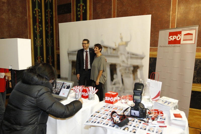Nationalratsabgeordnete aller Parlamentsparteien geben Auskunft - hier der Informationsstand der SPÖ