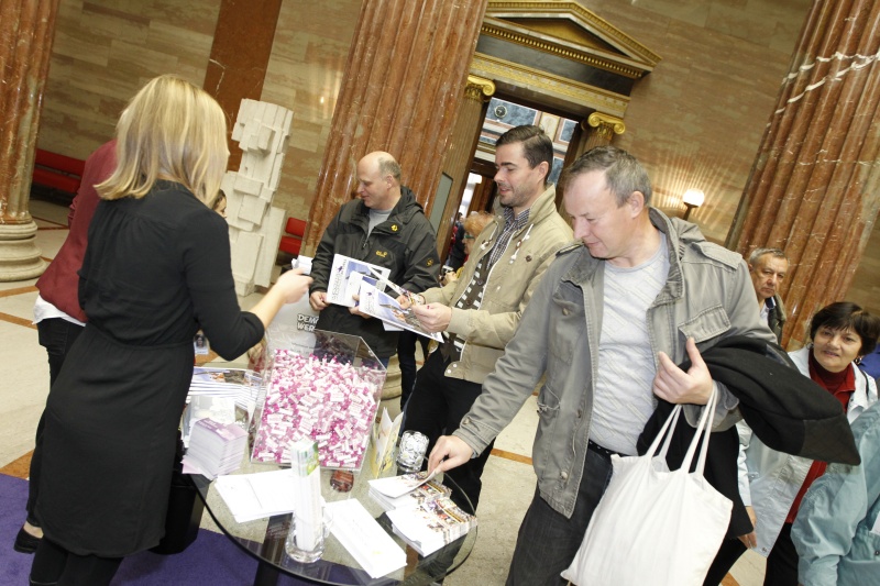BesucherInnen vor dem Informationsstand der Demokratiewerkstatt